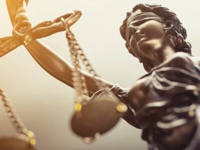 Άγαλμα της Θέμιδας με ζυγαριά, για την ακύρωση ηλεκτρονικού πλειστηριασμού