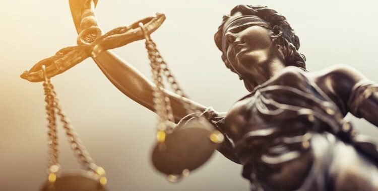 Άγαλμα της Θέμιδας με ζυγαριά, για την ακύρωση ηλεκτρονικού πλειστηριασμού