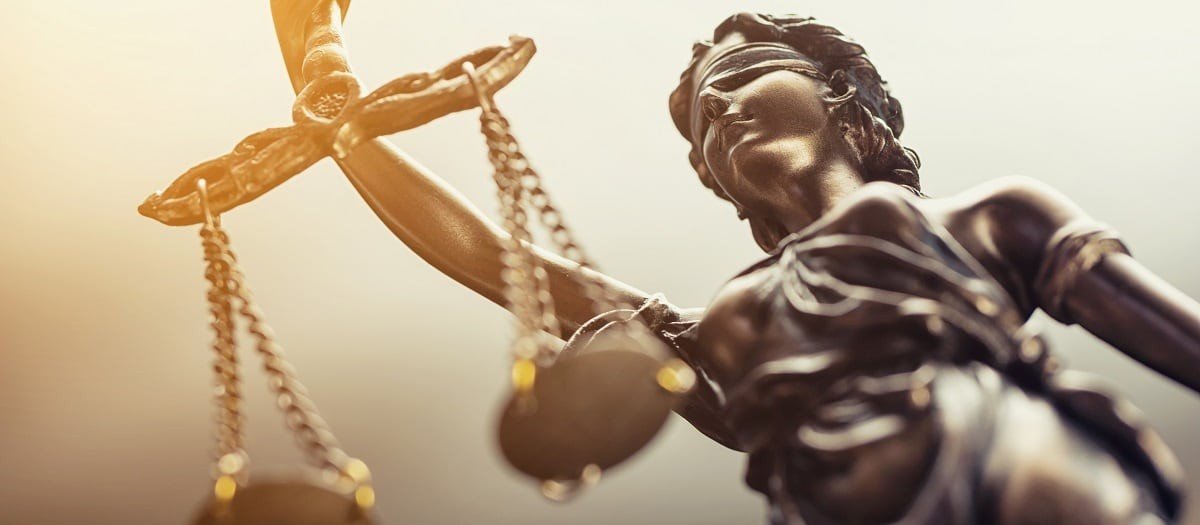 Άγαλμα της Θέμιδας με ζυγαριά, για την ακύρωση ηλεκτρονικού πλειστηριασμού
