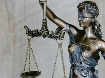 Άγαλμα της Θέμιδας με ζυγαριά, για τη νομική προστασία της κύριας κατοικίας