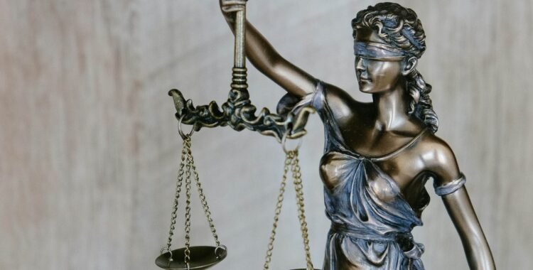 Άγαλμα της Θέμιδας με ζυγαριά, για τη νομική προστασία της κύριας κατοικίας